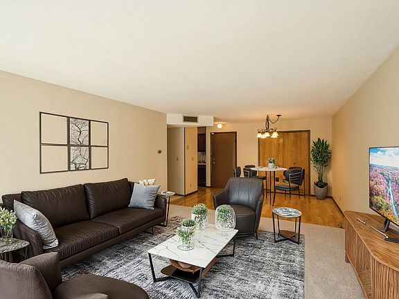 5th image of 122 Demont Ave E APT 156
