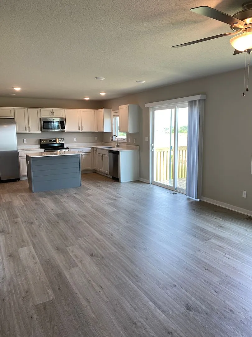 Newer Build Home in Beautiful Norwalk! HUGE finished basement! — Photo 3