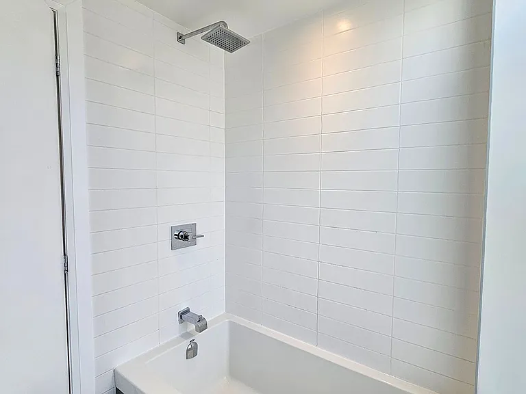 224 King St W #1207 — Photo 17