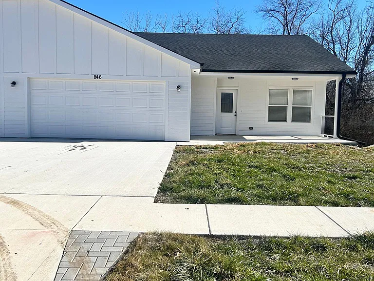 846 SE Hackberry Dr — Photo 1