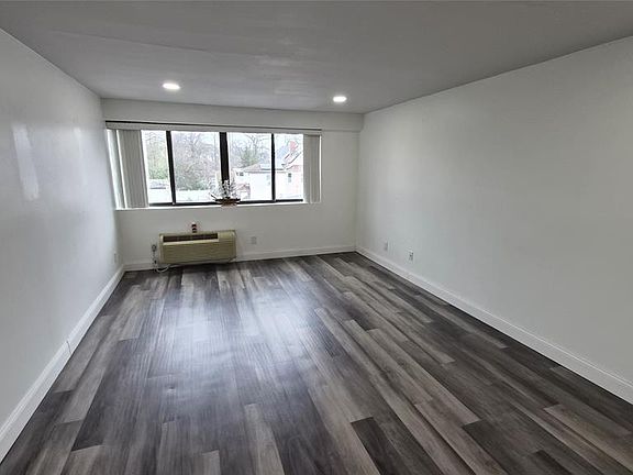 3rd image of 55 Clinton Pl APT 304