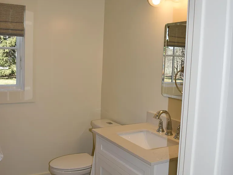 Secondary Bathroom (Full).