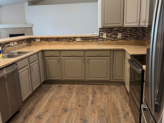 Kitchen, stainless appliances less than 3 years old