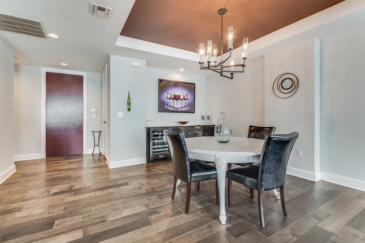 Building Photo - 1505 Elm St #1504
