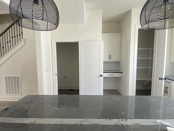 4th image of 910 Youngs Ln #6