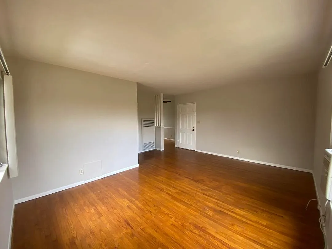 4837 Clybourn — Photo 4