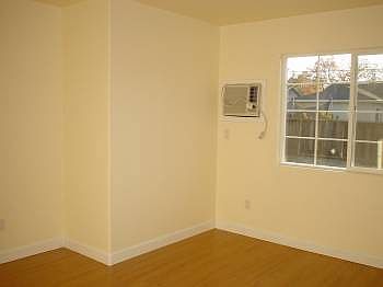 5th image of 253 Chalet Ave