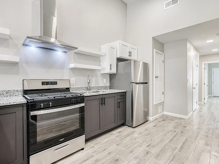 10028 Cross St — Photo 2