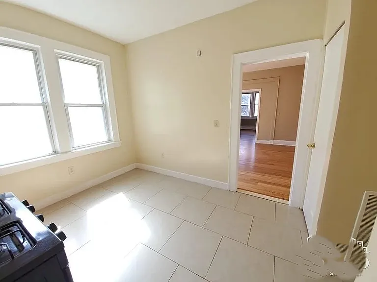 43 Underwood St #6R — Photo 2