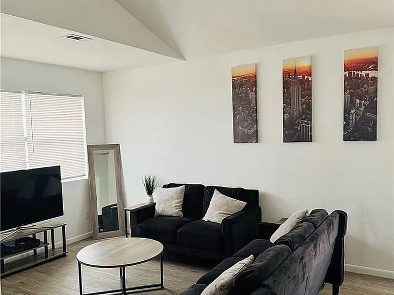 3103 Honeysuckle Cir #B — Photo 1