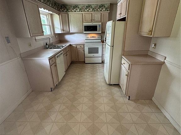 4th image of 8162 Fairhill Dr NE