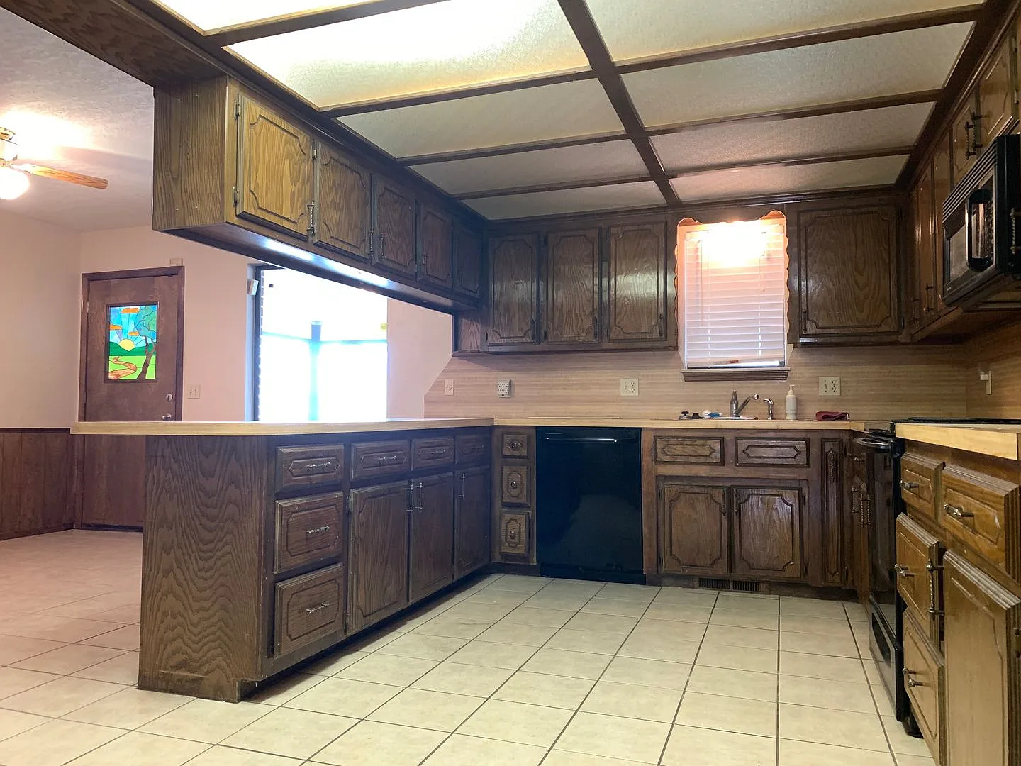 3 Bedroom Home with a Pool in West Norman — Photo 1