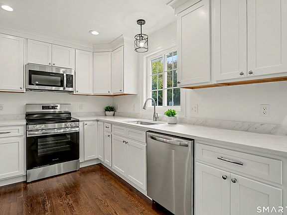 4th image of 30 East Maiden Lane