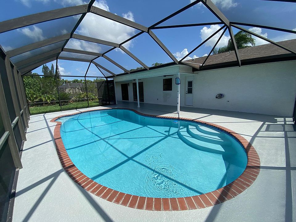 PRIVATE SCREENED POOL