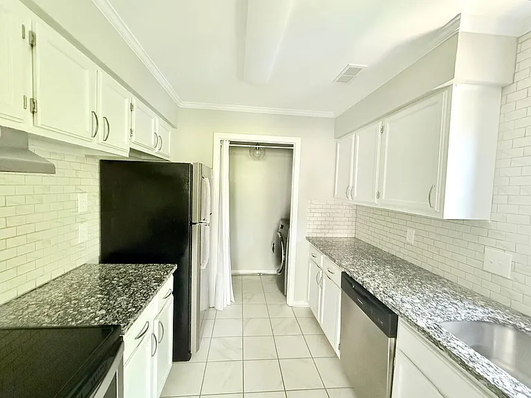 2553 Stockbridge Dr #B — Photo 5