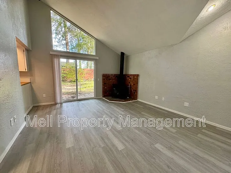 526 Holly Ln — Photo 8
