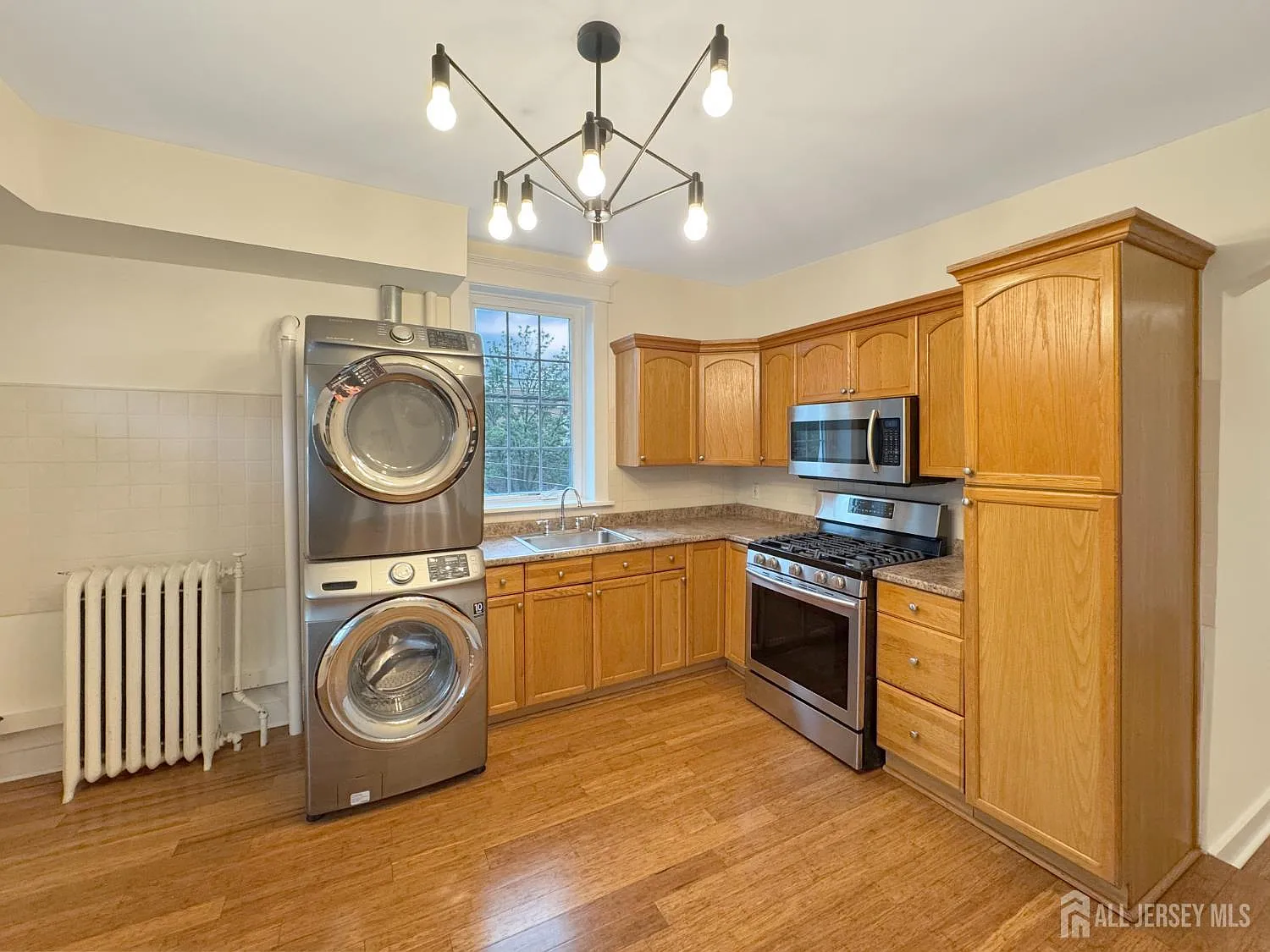 3 bed, 1.0 bath, 1750 sqft, $2,800 — Photo 4