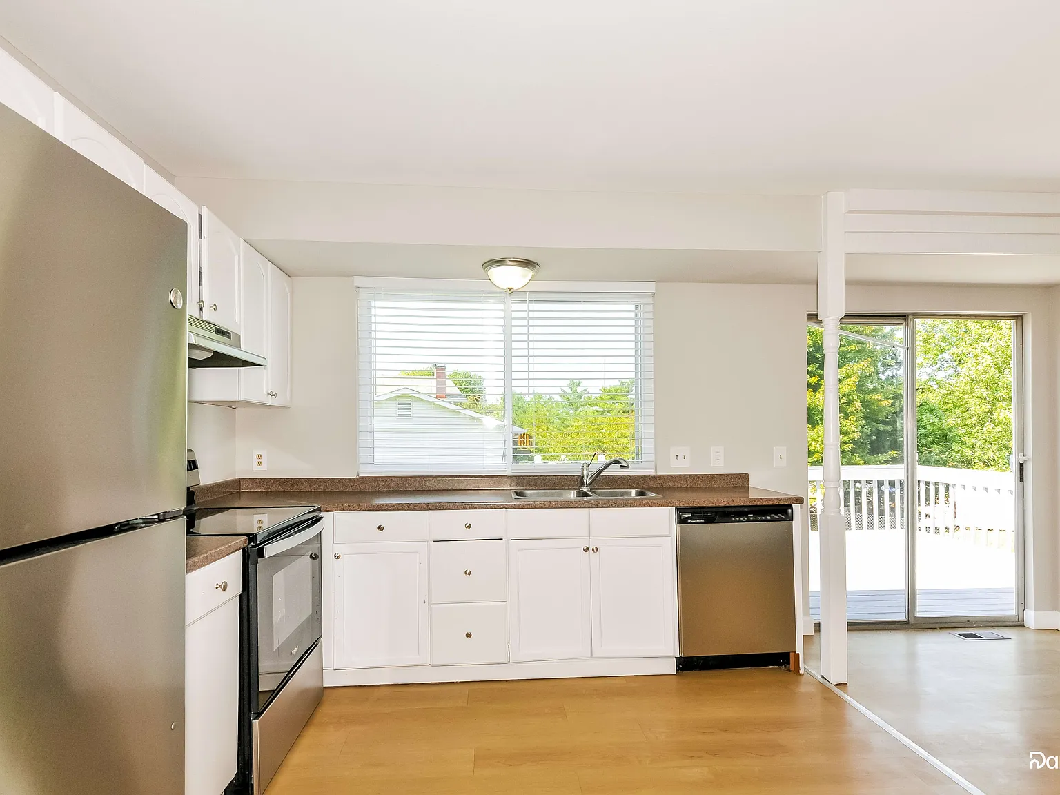 3 bed, 2.0 bath, 1128 sqft, $2,260 — Photo 3