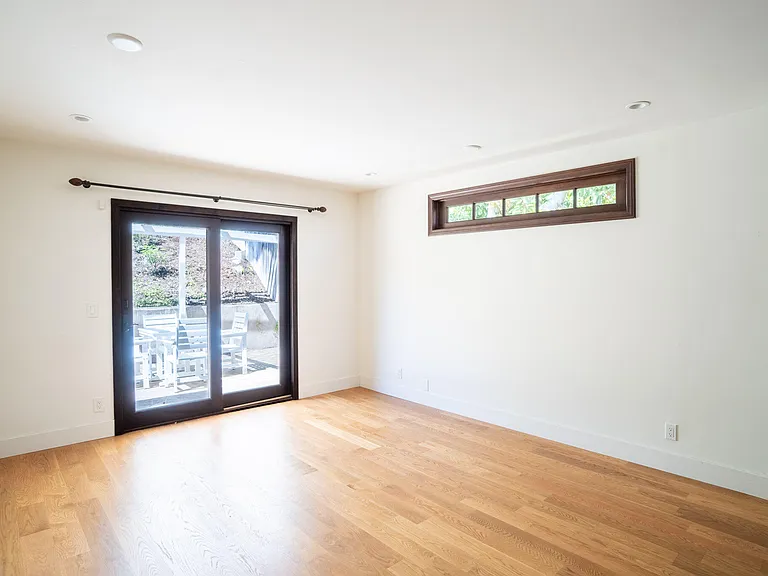 2521 Whitney Ave — Photo 16