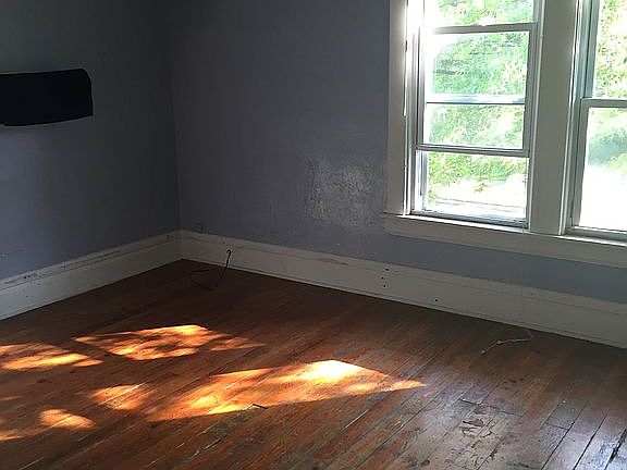 3rd image of 305 Meadville St