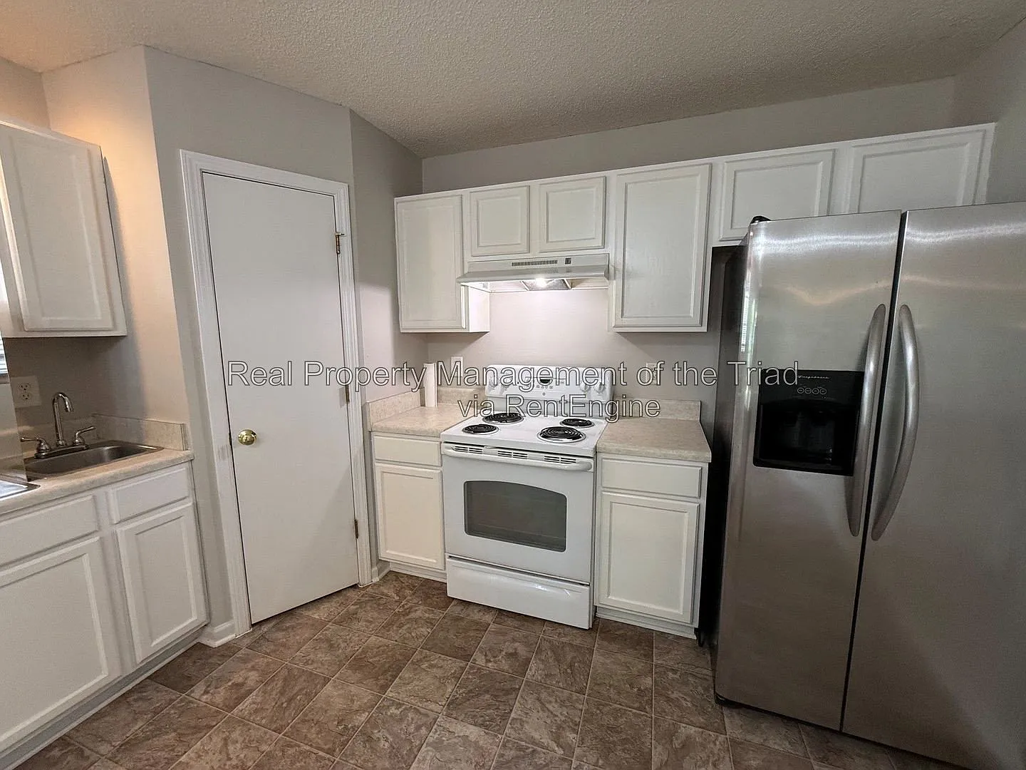 4 bed, 2.5 bath, 2414 sqft, $2,195 — Photo 4