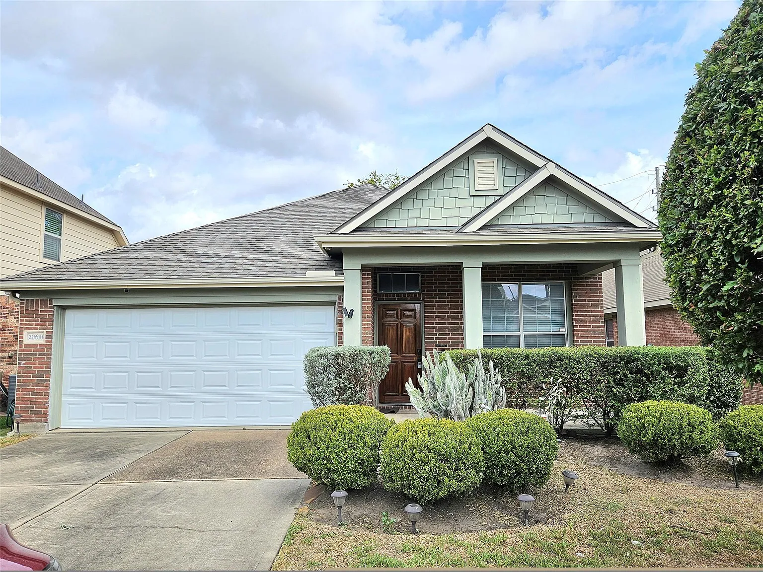 3 bed, 2.0 bath, 2005 sqft, $2,000 — Photo 2