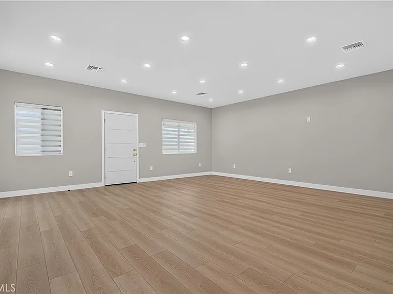 16425 Clymer St — Photo 15