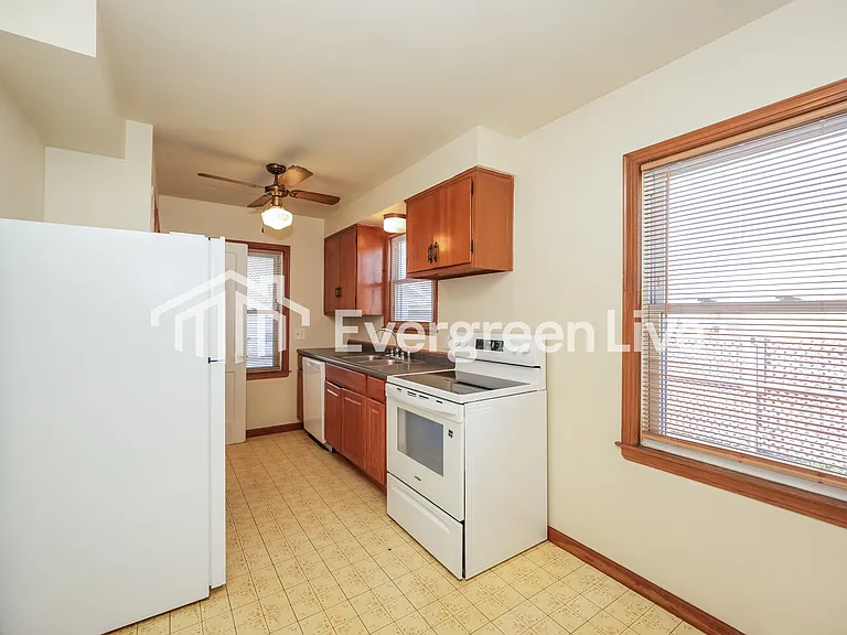 2540 E 38th St — Photo 5