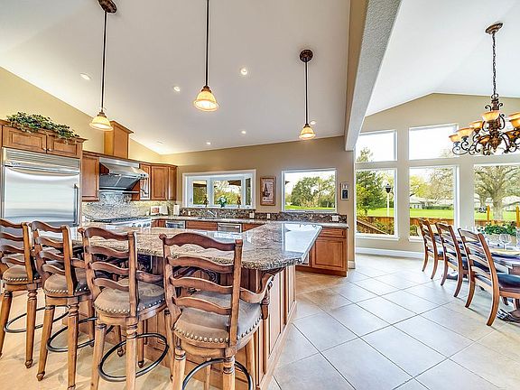 4th image of 19 Pinehurst Cir