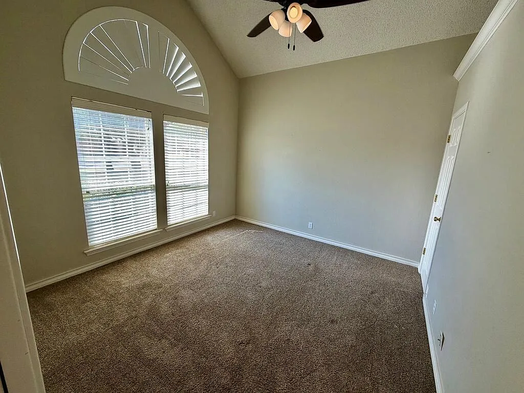 3 bed, 2.0 bath, 2327 sqft, $3,100 — Photo 3
