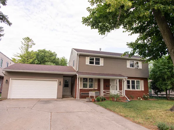 409 N Plum St, Vermillion, SD 57069