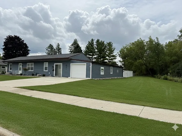 621 Cook St, De Pere, WI 54115