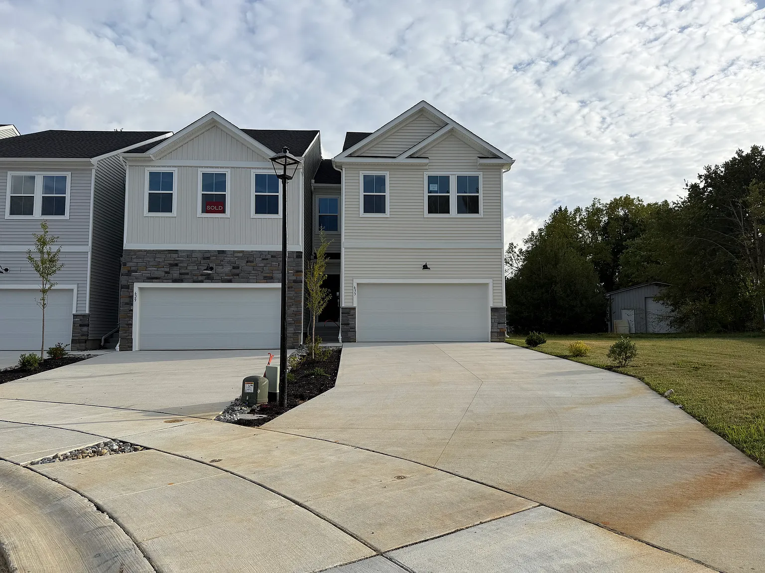 3 bed, 2.5 bath, 2360 sqft, $2,799 — Photo 2