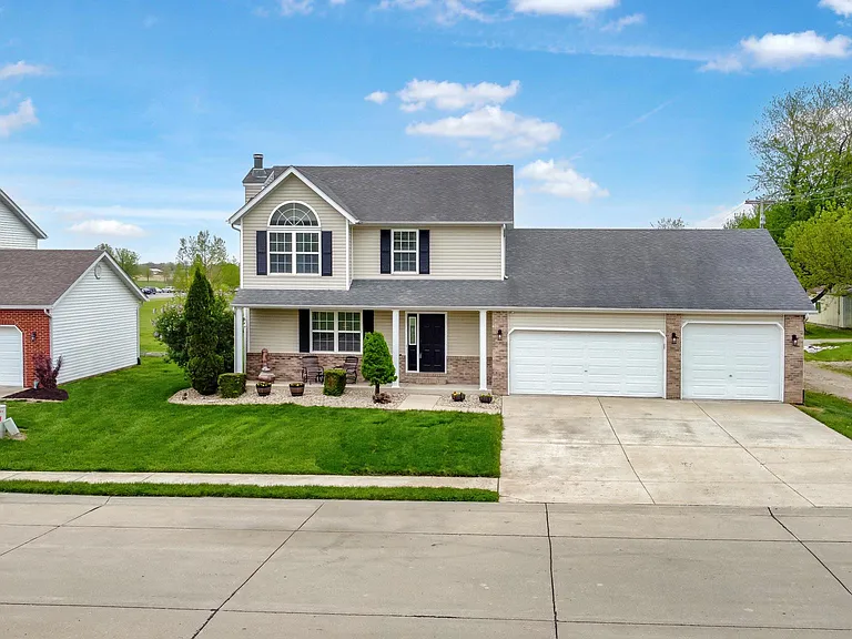 812 Victoria Ln — Photo 2