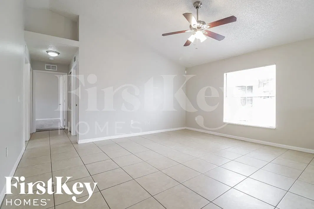 3 bed, 2.0 bath, 1300 sqft, $2,030 — Photo 2
