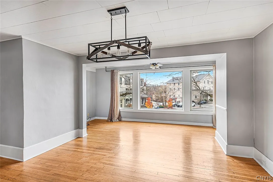 3 bed, 1.0 bath, 1429 sqft, $2,500 — Photo 2