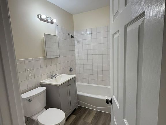 3rd image of 428 Ferry St #3F