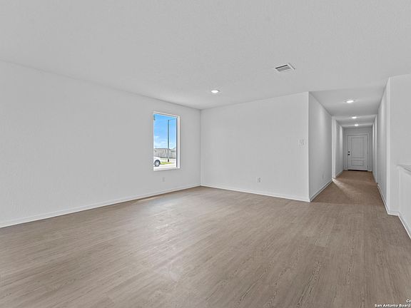 4th image of 125 Oak Hurst Dr