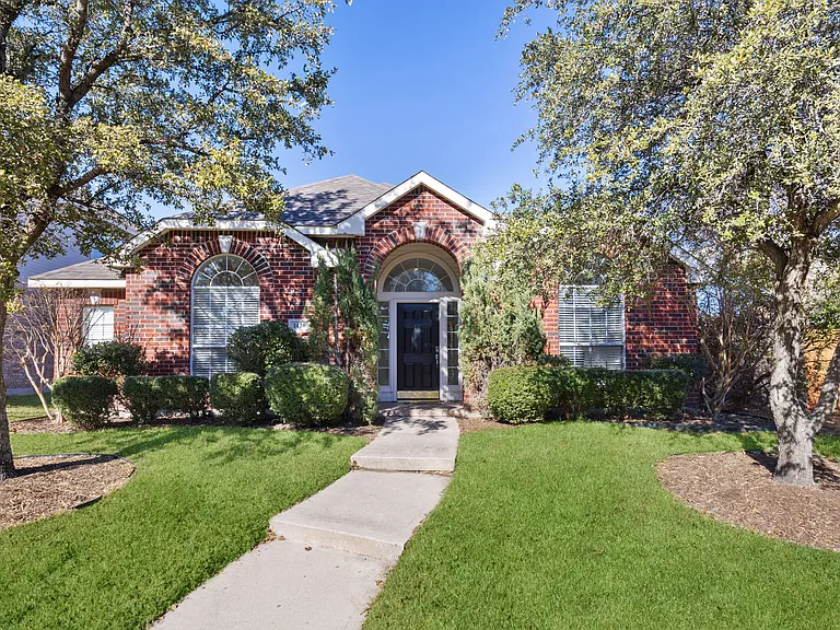 1438 Royal Oaks Dr — Photo 2