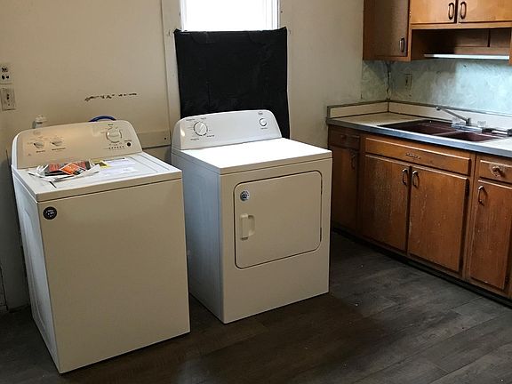 Kitchen area with New Washer/Dryer