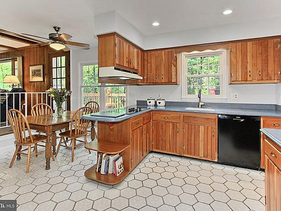 4th image of 3632 Camelot Dr