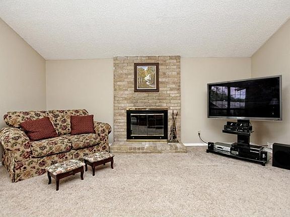 3rd image of 2401 Broken Oak Dr