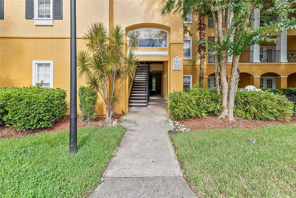 1 bed, 1.0 bath, 782 sqft, $1,350 — Photo 1