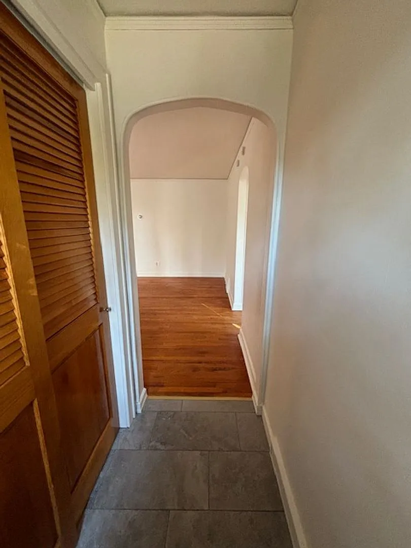 PM 242 - 1804 E 19th St — Photo 3