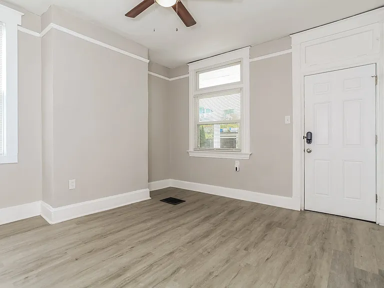 549226_018_living_room_13137151.jpg
