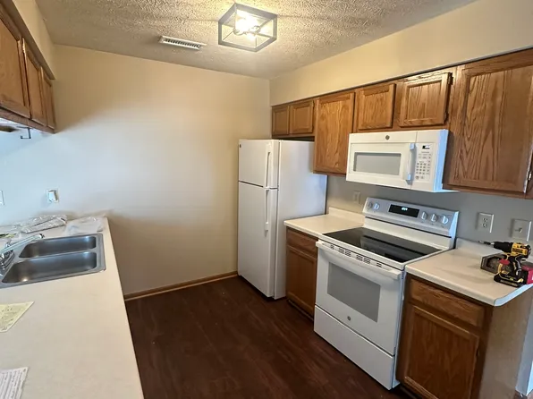 5673 Tall Pines Pkwy, Roscoe, IL 61073