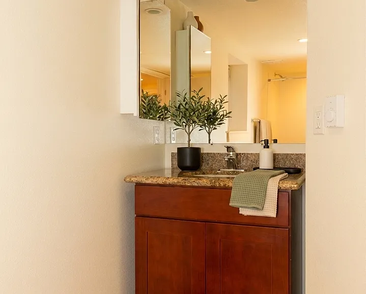 Evanston Apartments - Located on the north side of Fremont — Photo 12