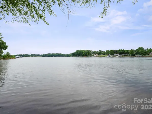 8216 Malibu Pointe Ln, Denver, NC 28037