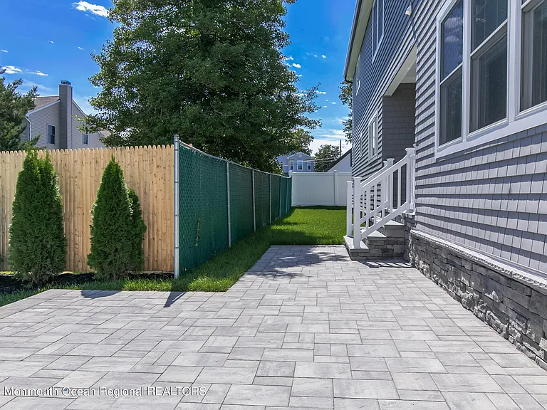 402 6th Ave — Photo 21
