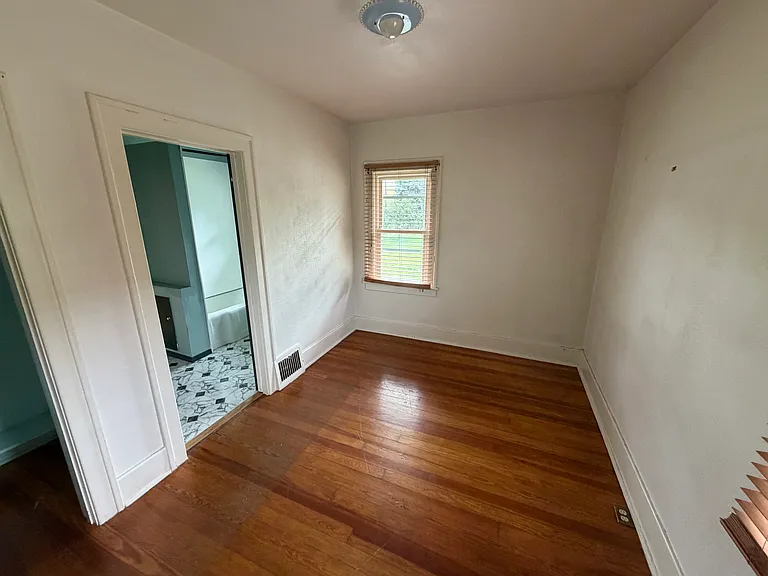 133 Foster Ave — Photo 6